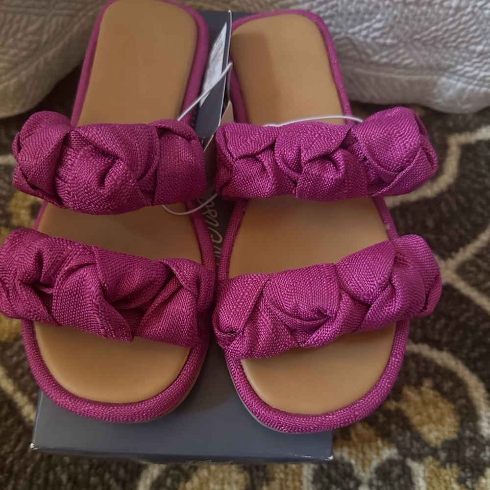 Universal thread Meg sandals
